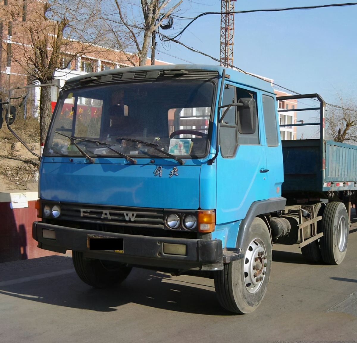 平头车最先是由二汽(现东风)于上世纪90年代初最先推出上市的,代表