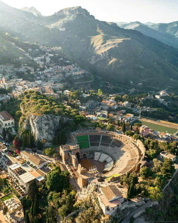 意大利61陶尔米纳,一边是广阔,蓝色的伊奥尼亚海的