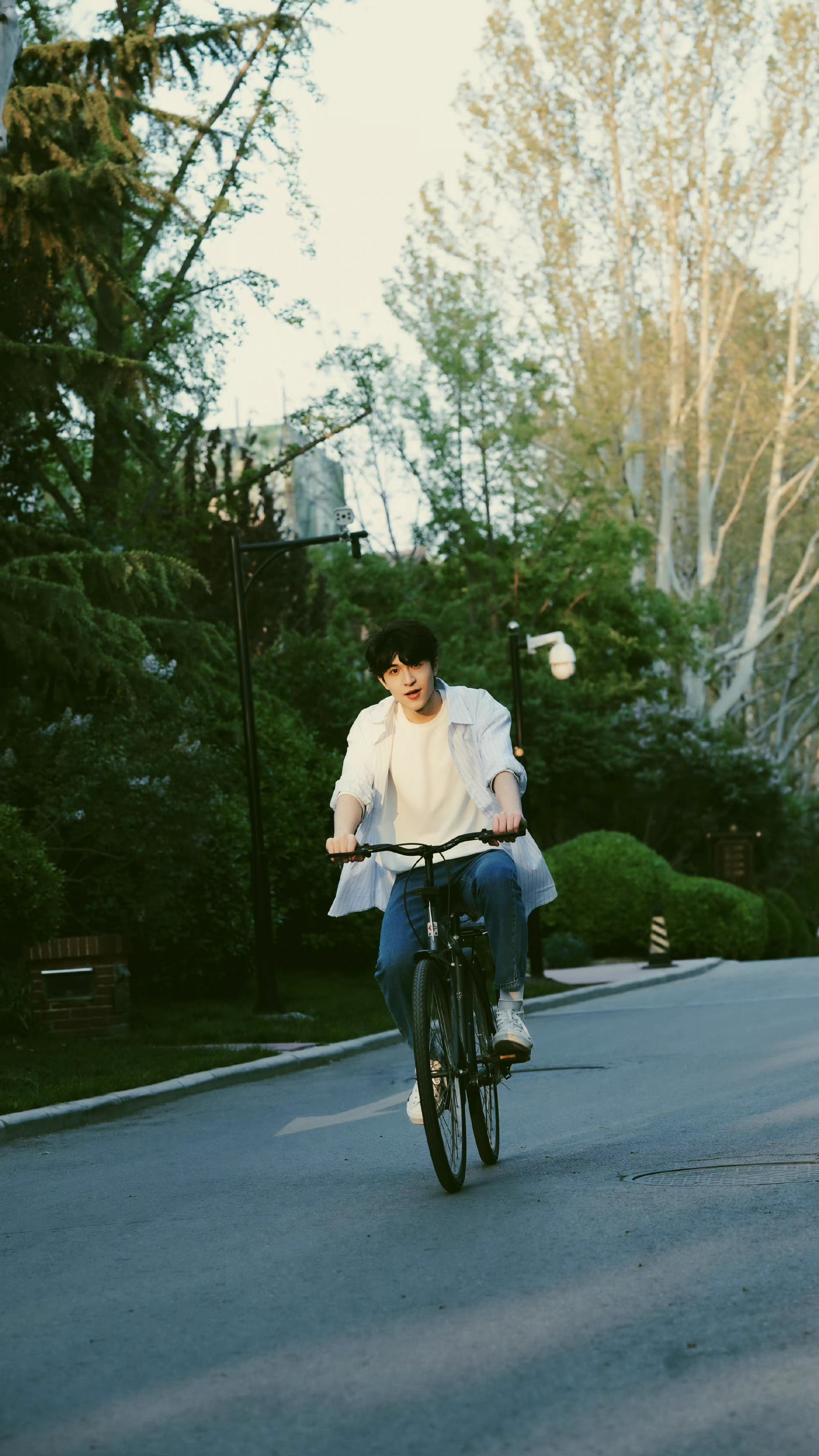 尹浩宇营业照look条纹衬衫搭白t牛仔裤清爽帅气少年感十足