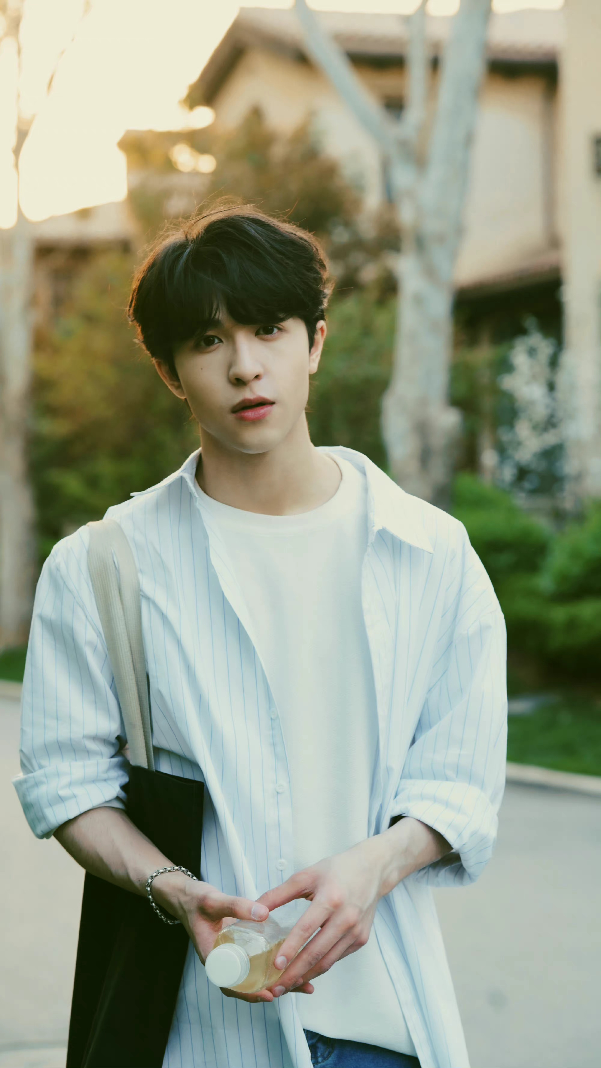 尹浩宇营业照look条纹衬衫搭白t牛仔裤清爽帅气少年感十足