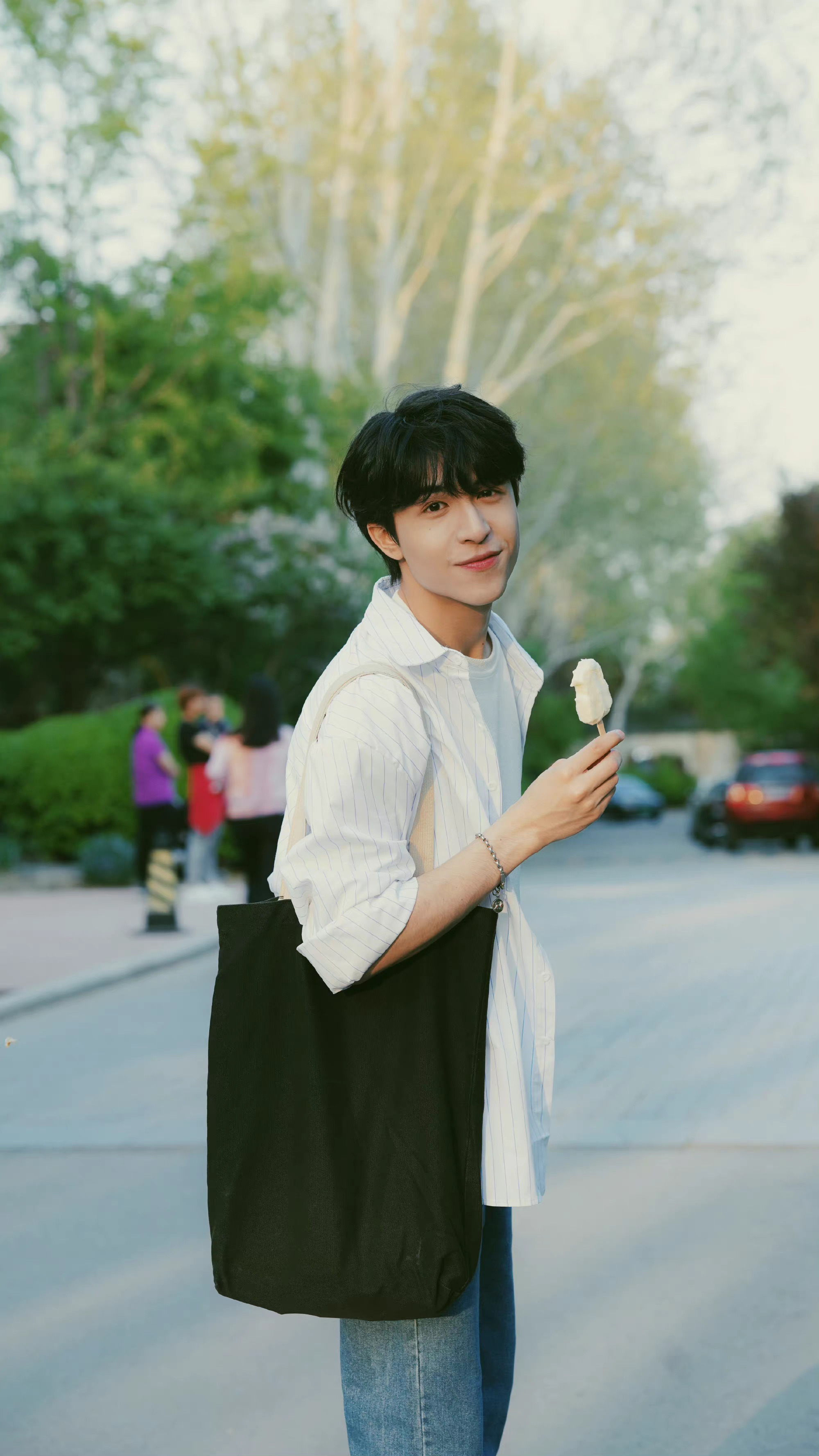 尹浩宇营业照look条纹衬衫搭白t牛仔裤清爽帅气少年感十足