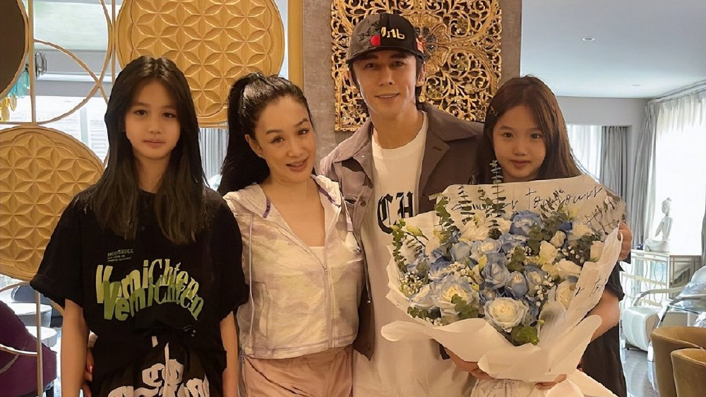 钟丽缇晒照为老公庆生，两女儿身高超妈妈，张伦硕搂着妻女好幸福|张伦硕|钟丽缇|庆生_新浪新闻