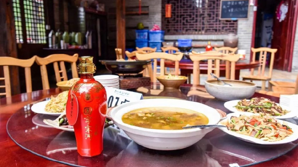 酒艺课堂丨熟知酒桌礼仪 让你秒变高情商|酒桌|礼仪|杯子_新浪新闻