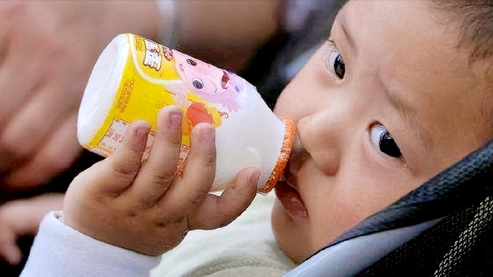 宝宝多大能喝纯牛奶？6种奶具有“欺骗性”，90%的家长没留意
