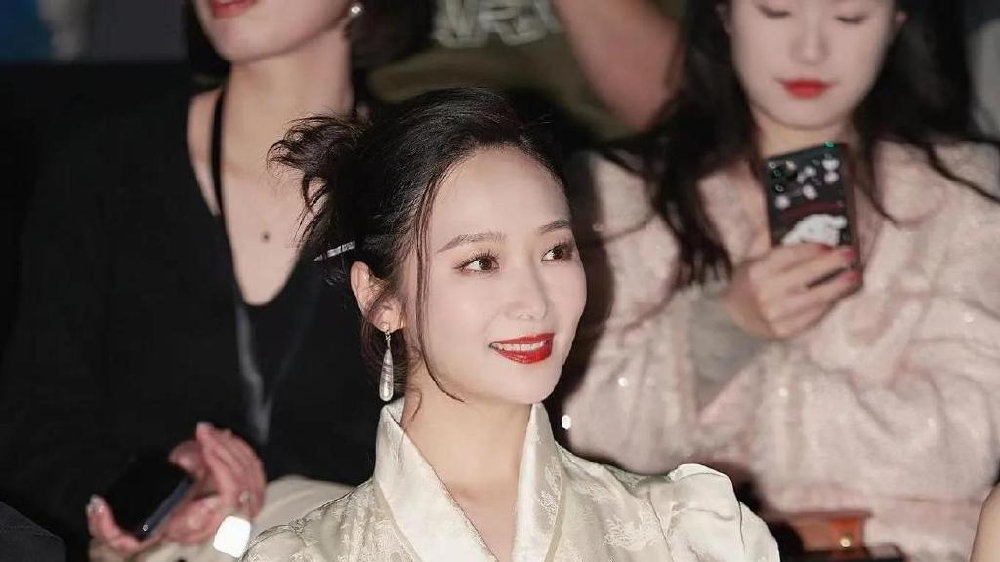 《狂飙》剧组高校交流，程程现场白到曝光，高学历女性从此有了脸|曲栅栅|质感|气质|活动|适配_新浪新闻