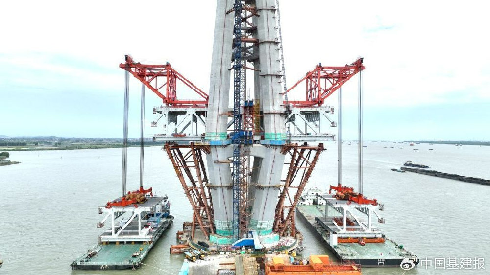 中铁工业两台架梁吊机助力世界最大跨度公铁两用斜拉桥建设|中铁工业|吊机|斜拉桥_新浪新闻