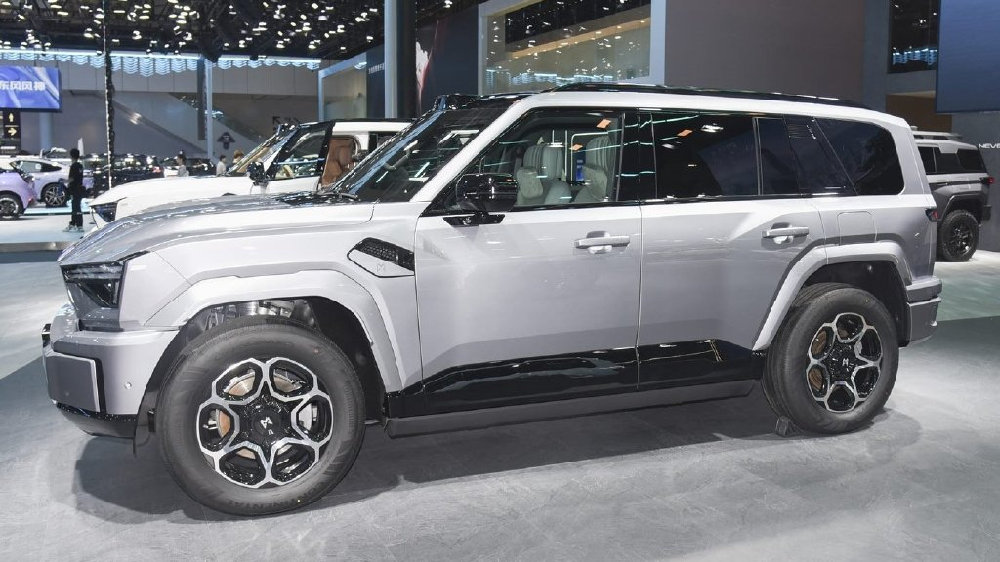 中国人自己造了台“陆巡”，车长5米1，配“三把锁”，5.2秒破百