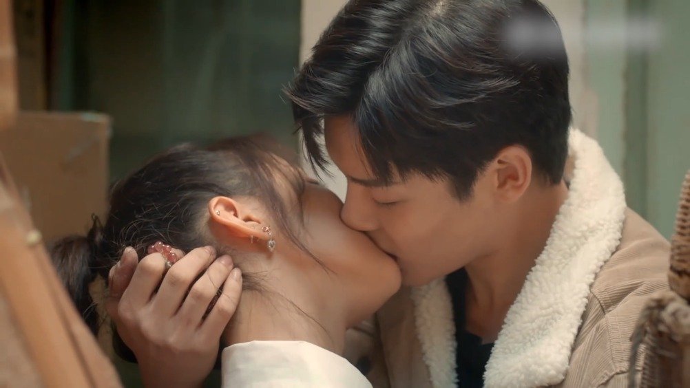 《平行时空遇见你》侯明昊,杨超越原声吻戏,依旧甜到哭~.