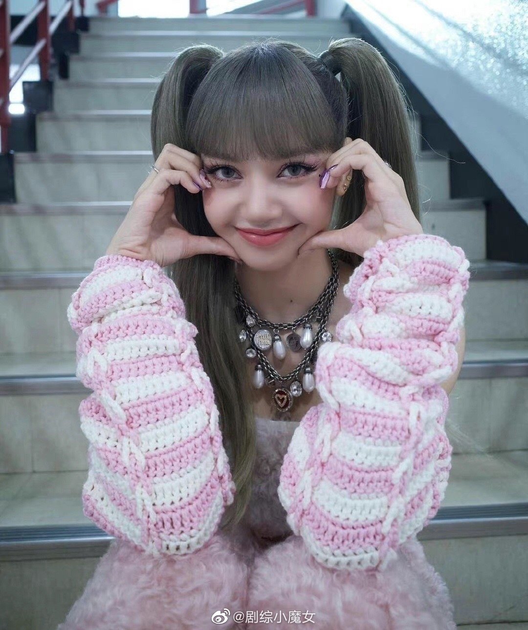 lisa粉色造型双马尾好好看啊!像是古灵精怪的鬼马少女!