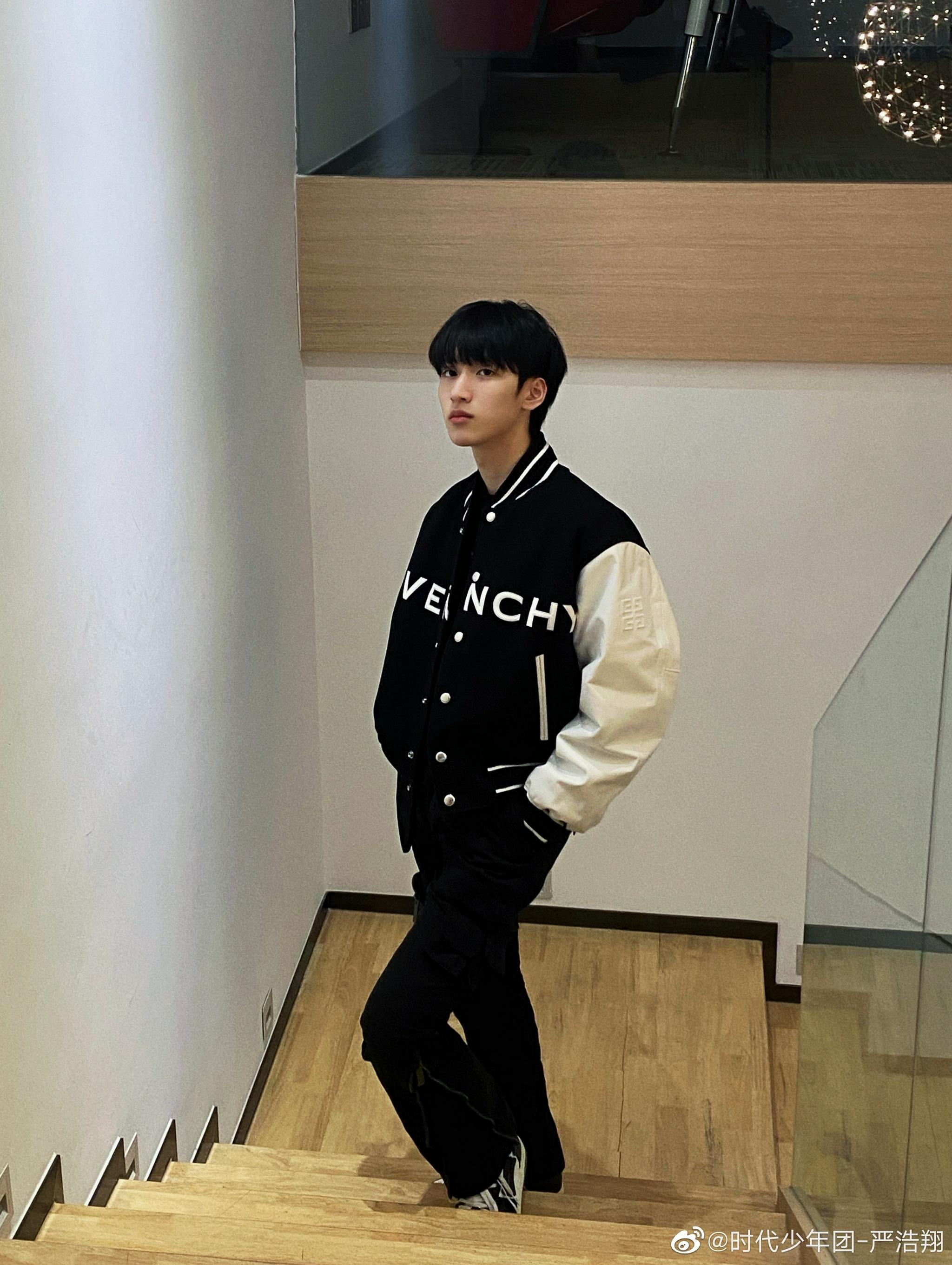 严浩翔发博晒随拍啦身穿黑白色棒球服清爽酷帅的好香