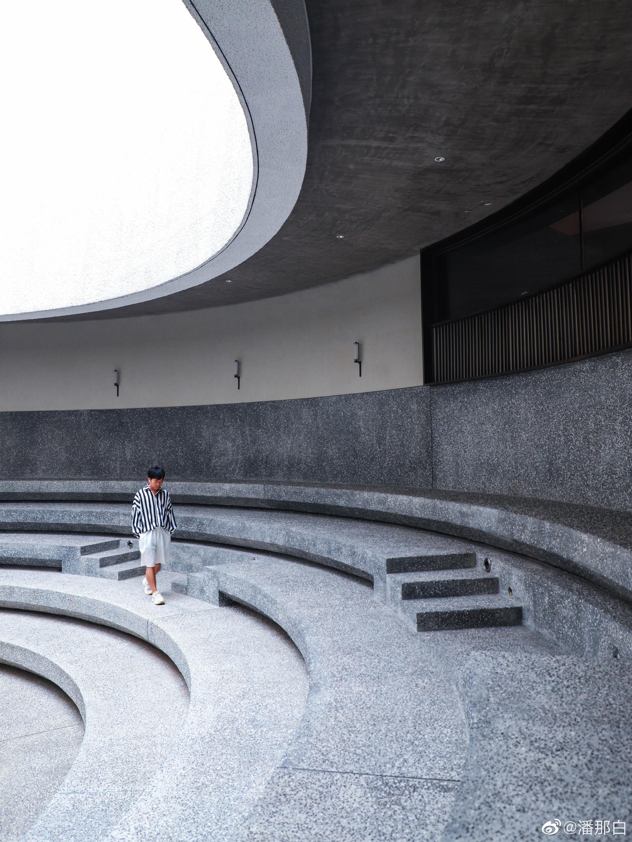 阿那亚艺术中心是人数远远少于礼堂但是拍照依然很酷炫的一个建筑