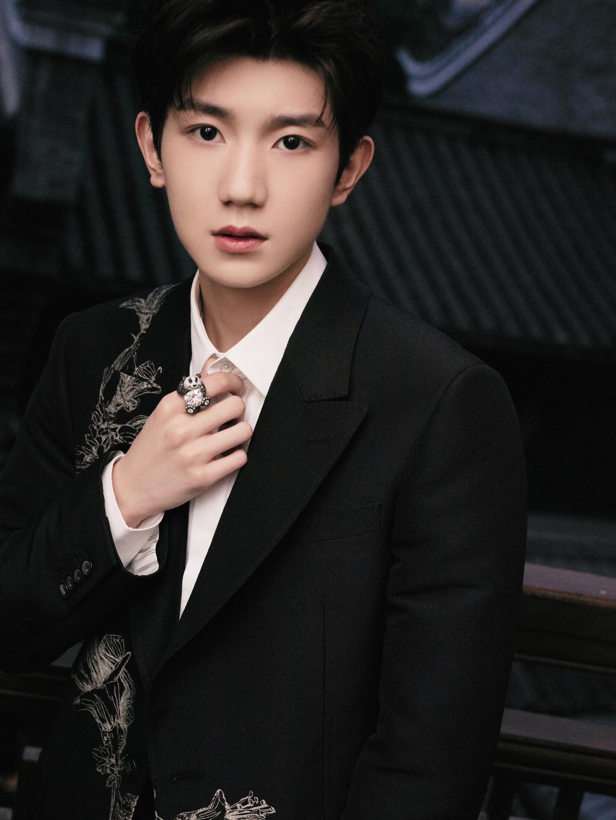身穿黑色印花西装出席品牌活动……|tfboys|王源_新浪新闻
