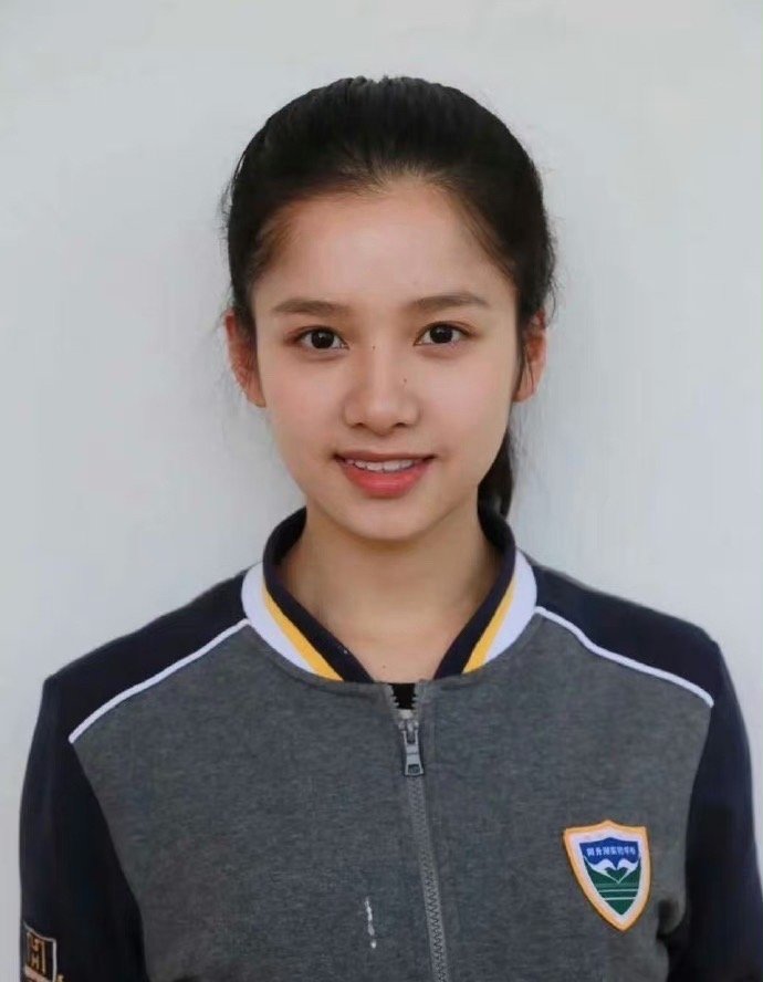 张婧仪高中时旧照青涩又可爱～穿校服的张婧仪真的是活力满满