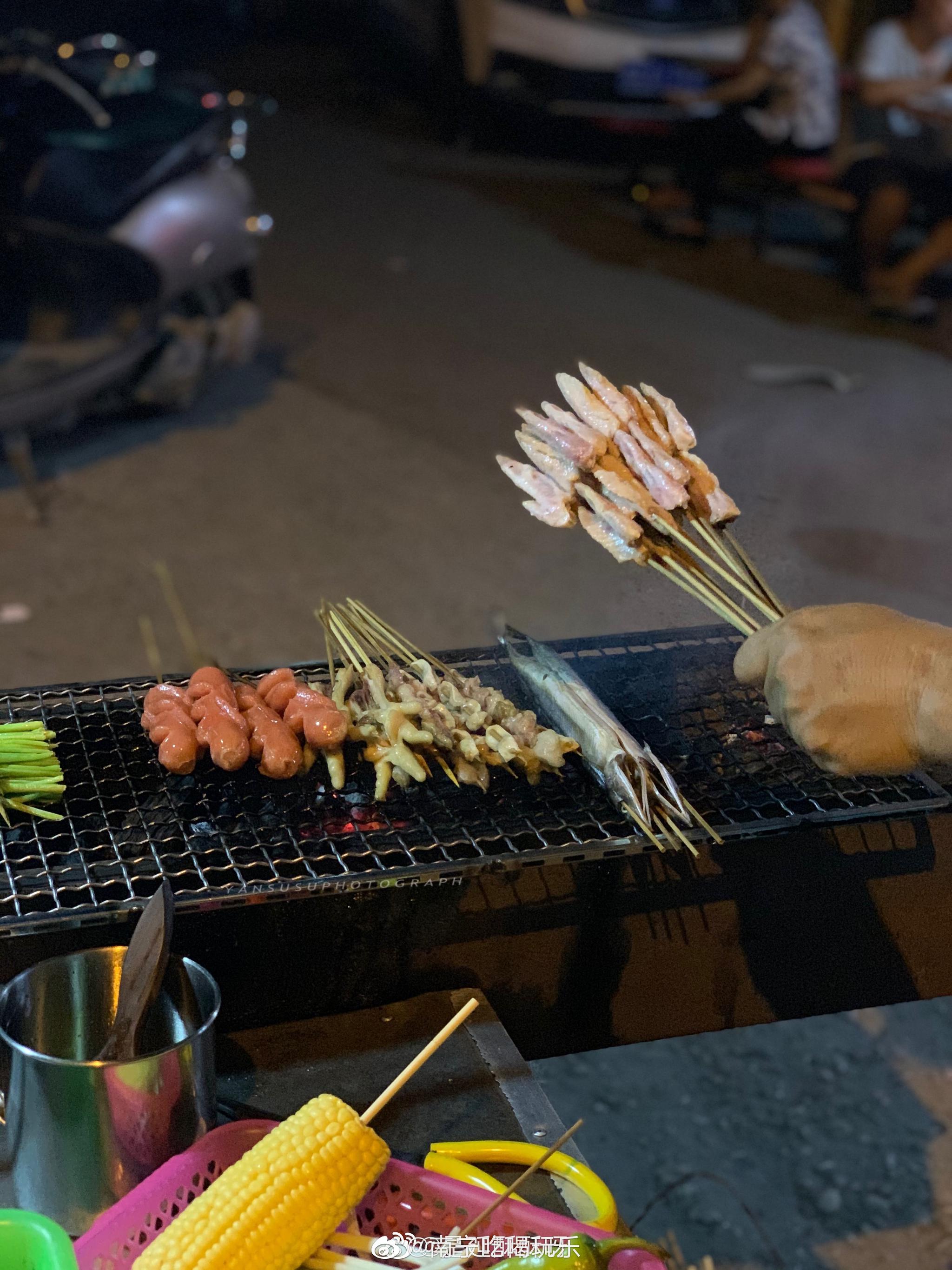 夜晚路边摊烧烤图片图片