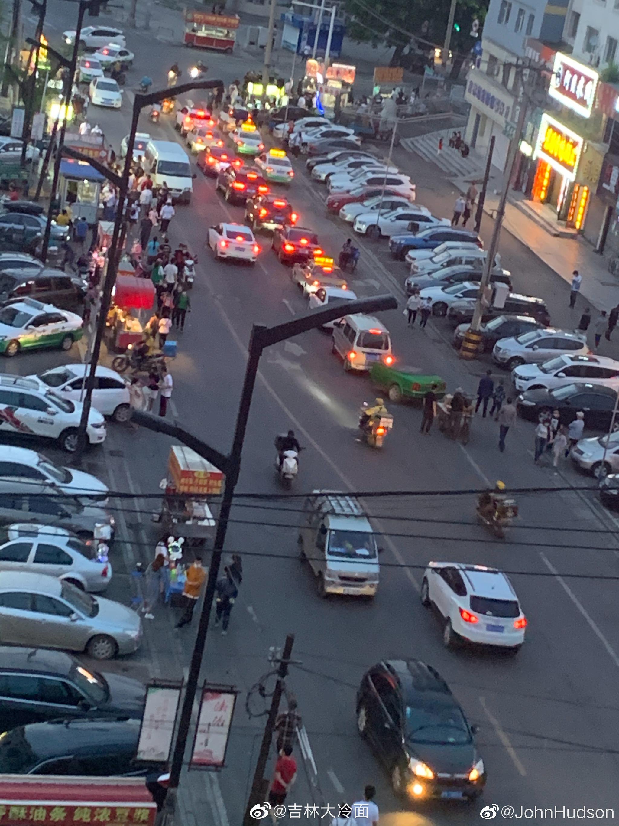 今晚的珲春街夜市状况还挺热闹啊