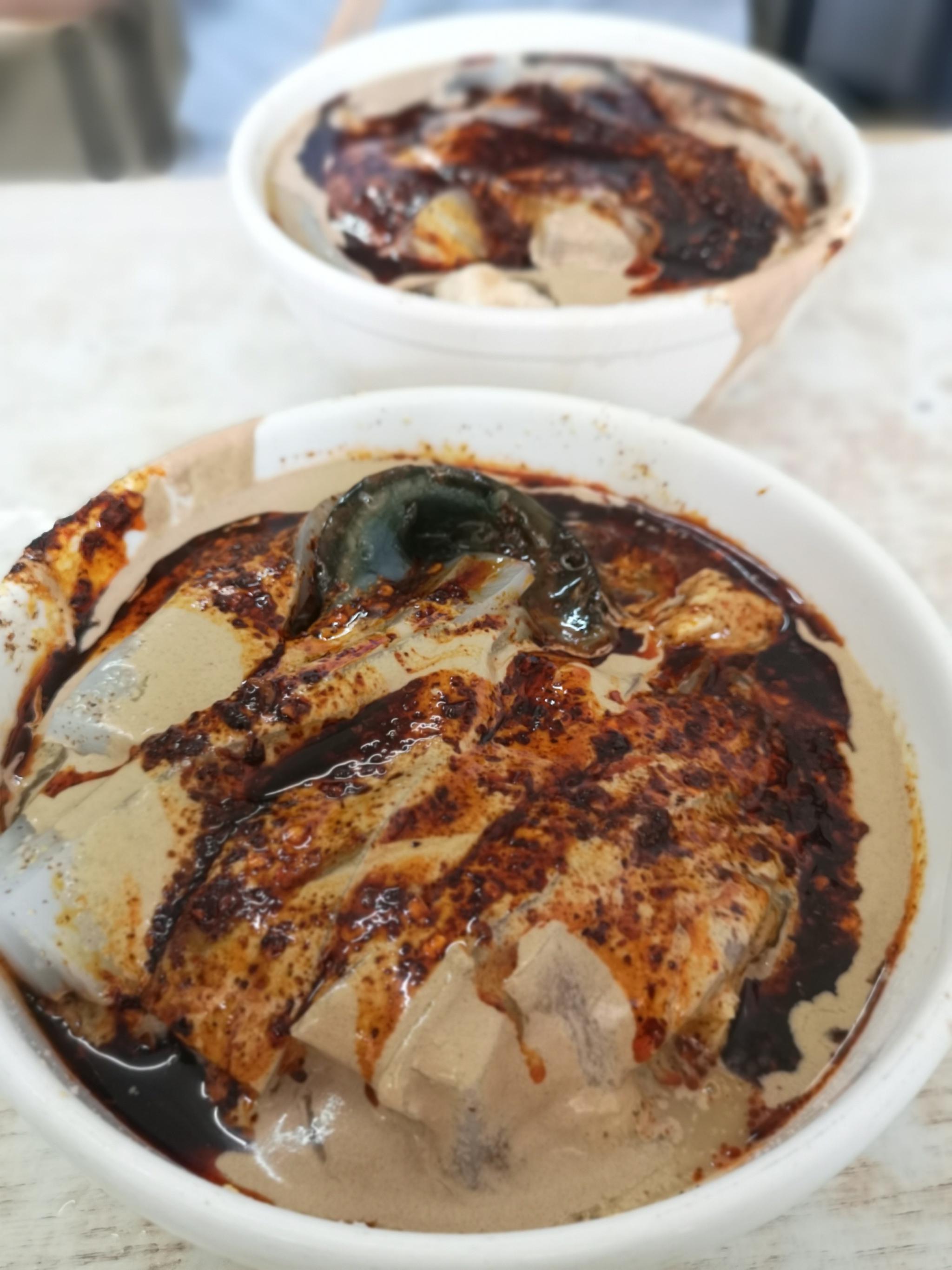 说起回民街的黑暗料理,很多人第一个想到的就是卤汁凉粉