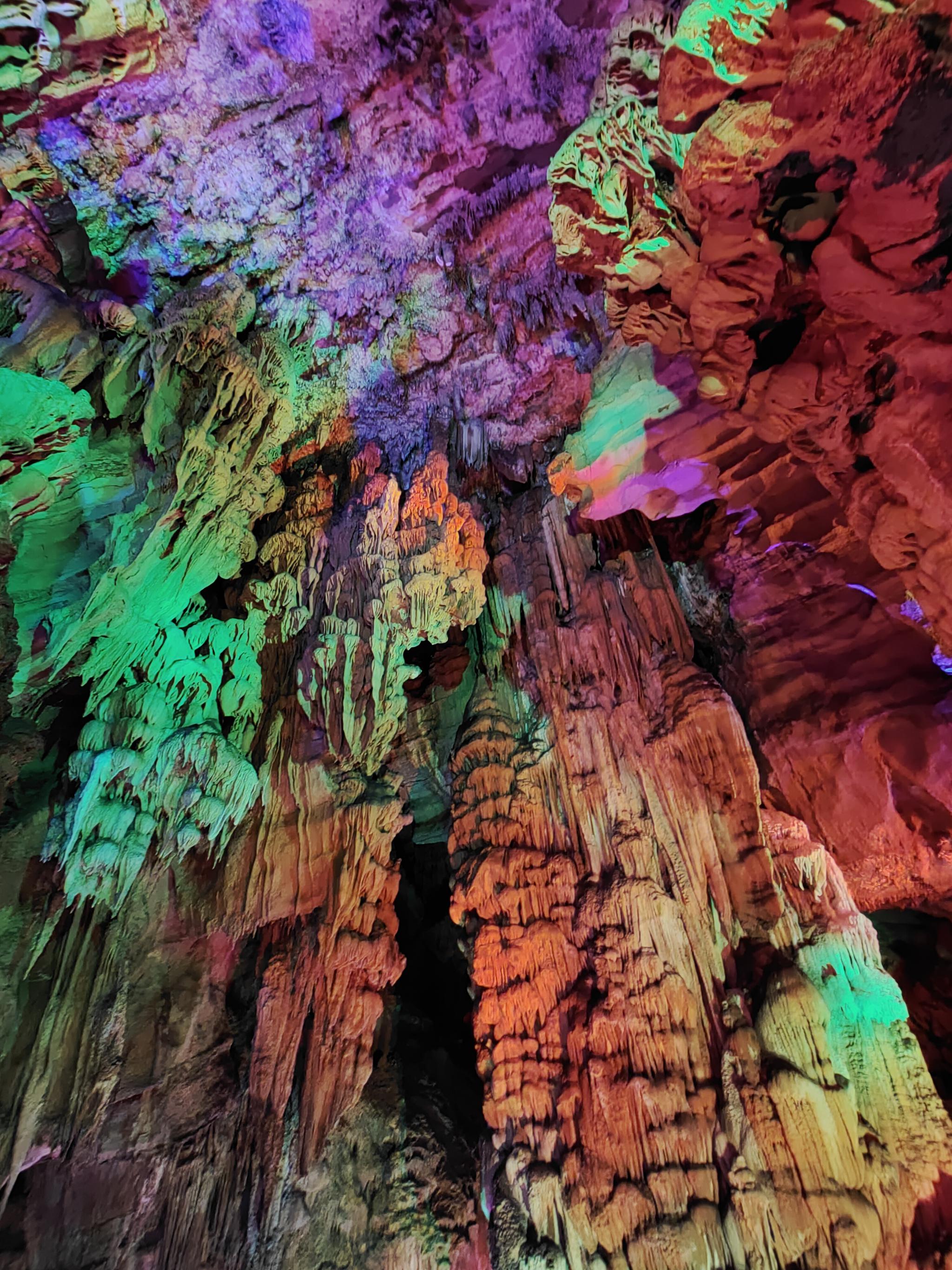 如果你觉得重庆40的高温太过闷热那么不妨来巴南的羊鹿山琵琶洞