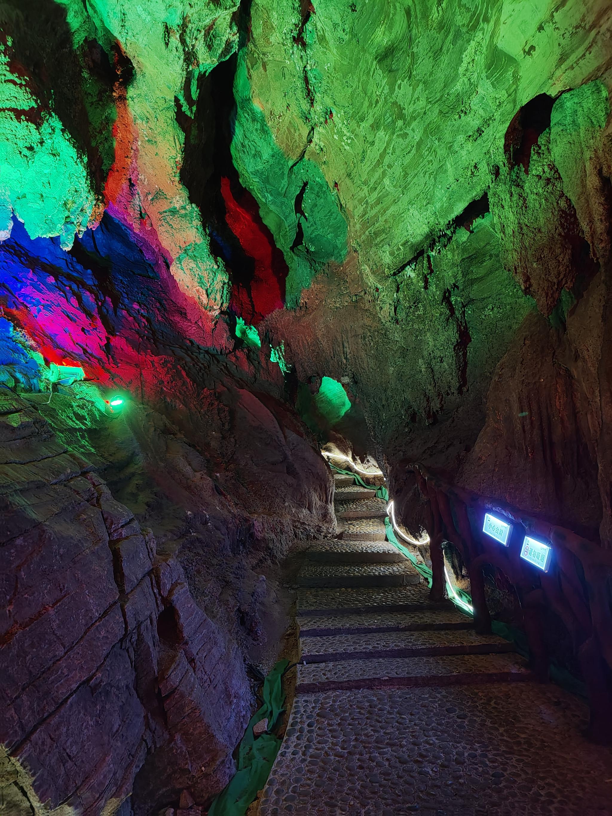 如果你觉得重庆40的高温太过闷热那么不妨来巴南的羊鹿山琵琶洞