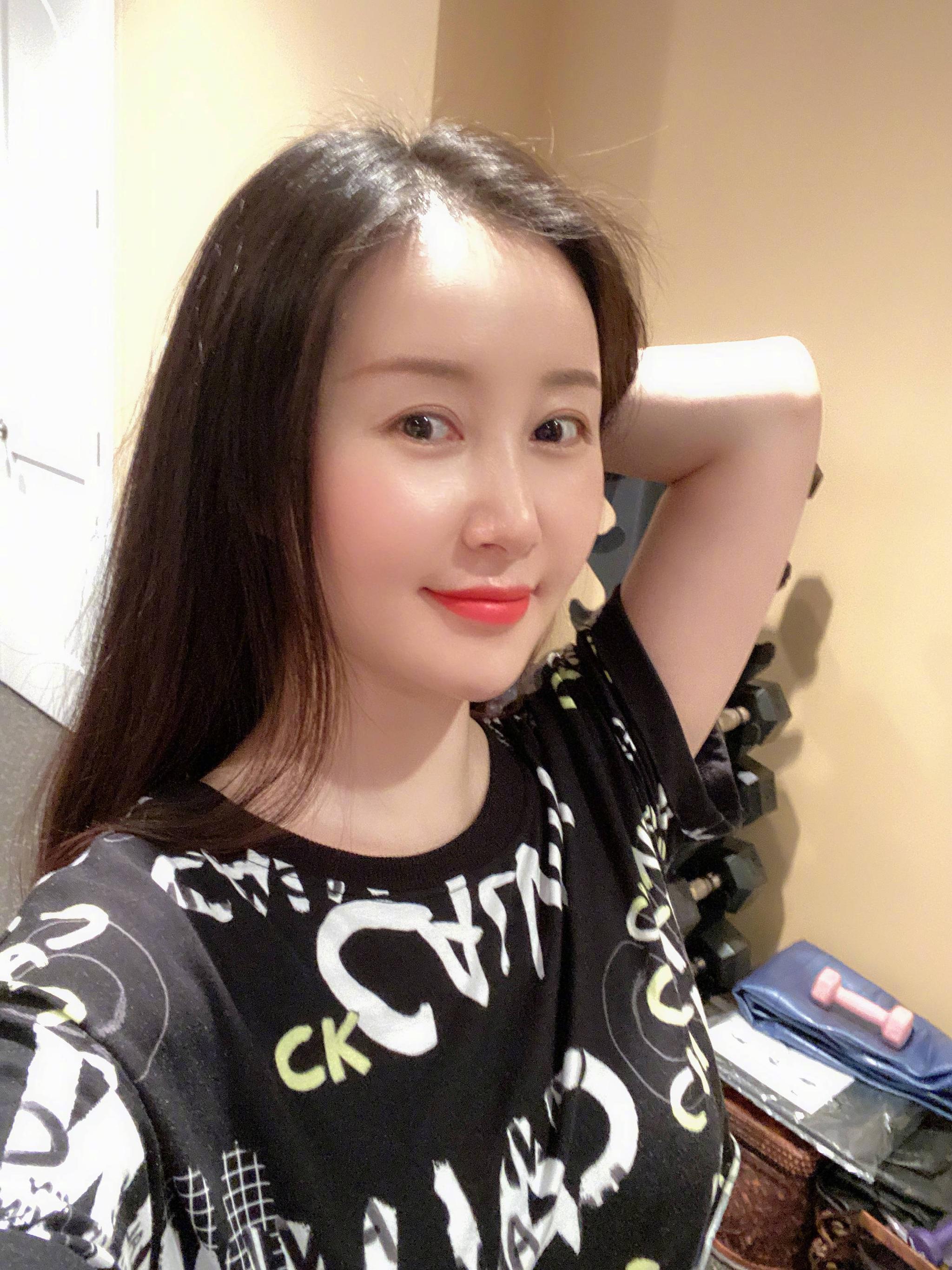 舒畅晒照曝光千万豪宅!公主沙发被误认成儿童床,满满的少女心