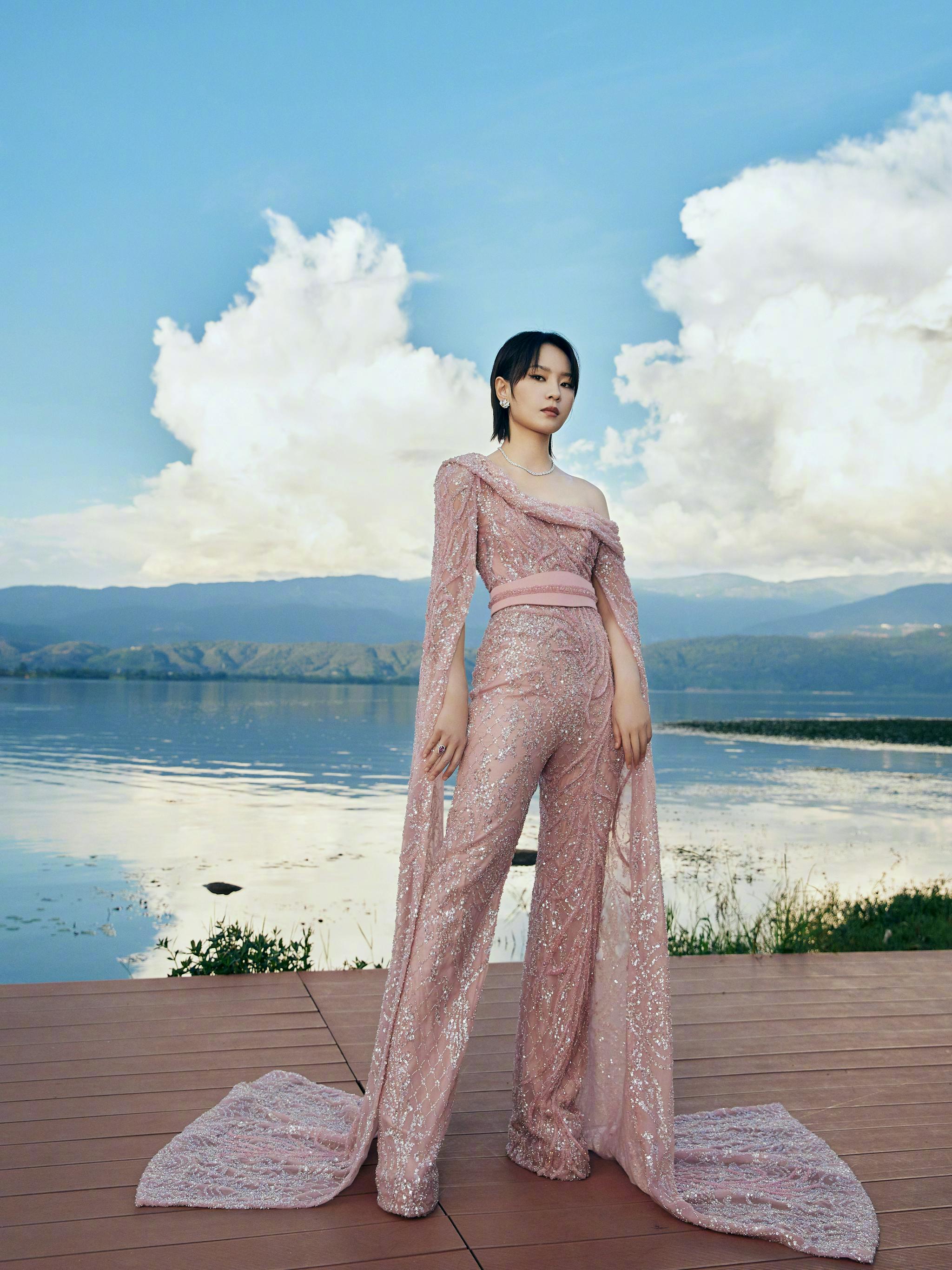 今年的央视中秋晚会笔笔@周笔畅 首次与奥运冠军合作带来的这首《用尽