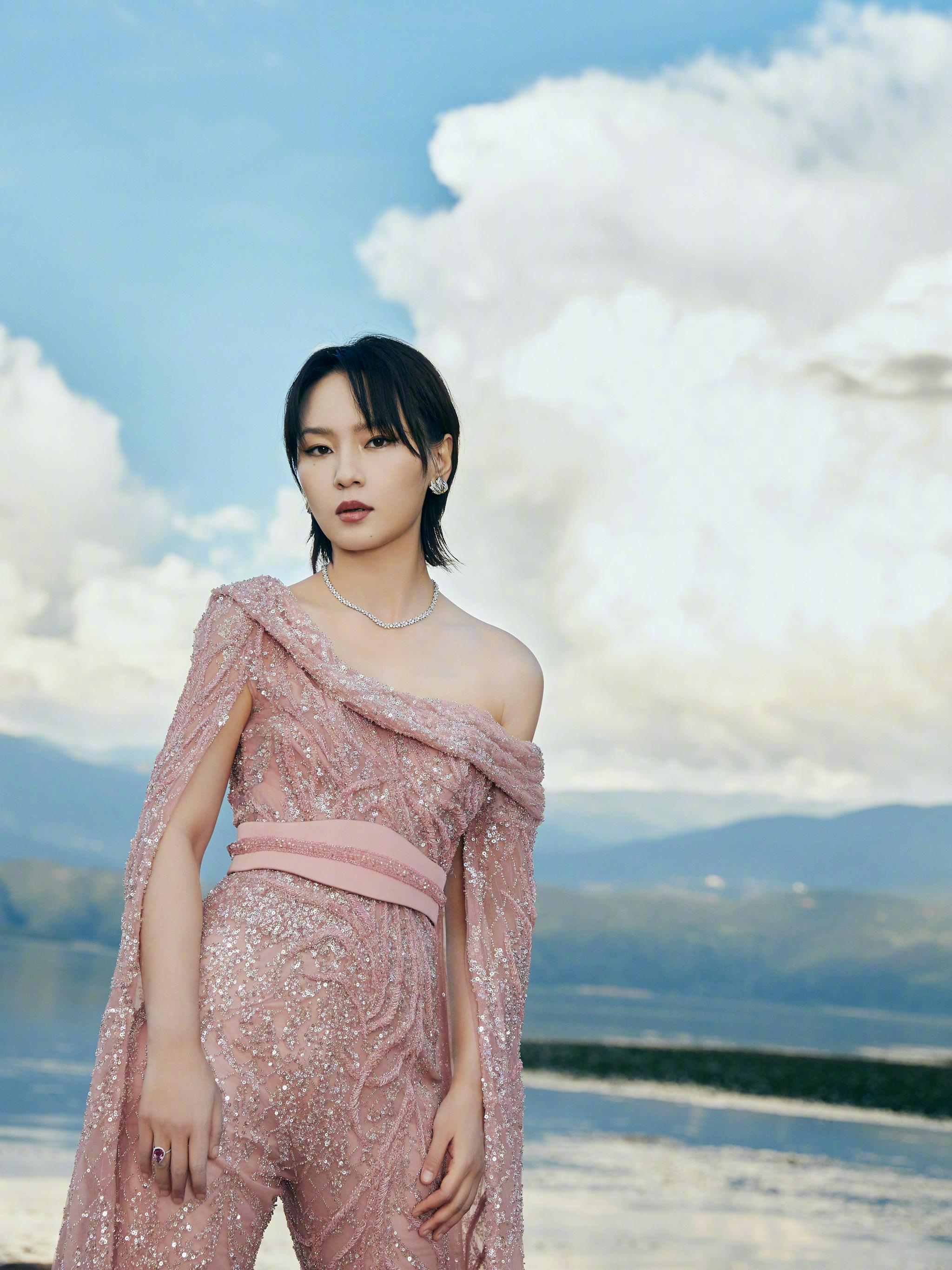 今年的央视中秋晚会笔笔@周笔畅 首次与奥运冠军合作带来的这首《用尽