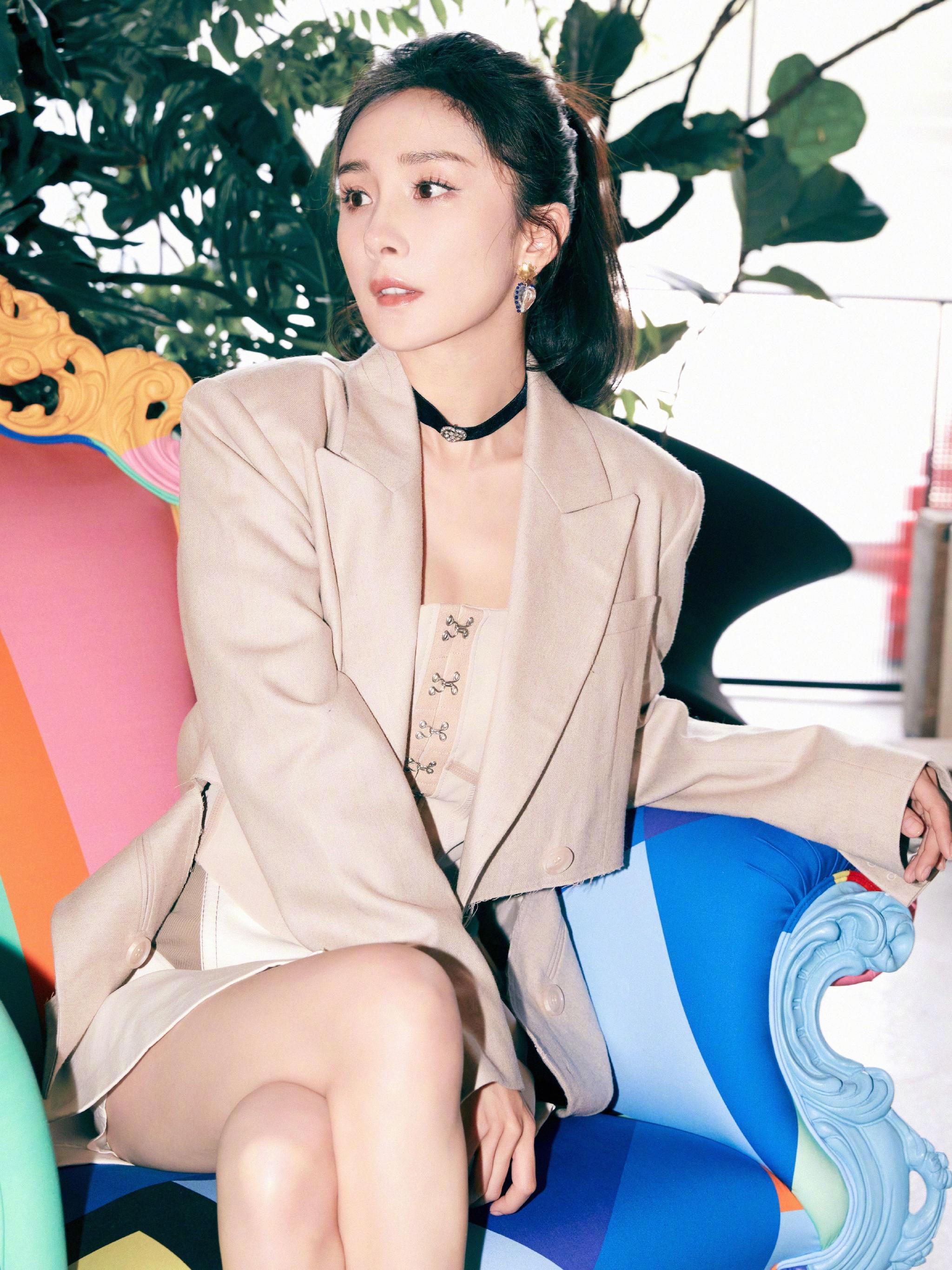 杨幂今日份直播造型look 公装裙搭配高马尾……|公装|马尾|杨幂_新浪