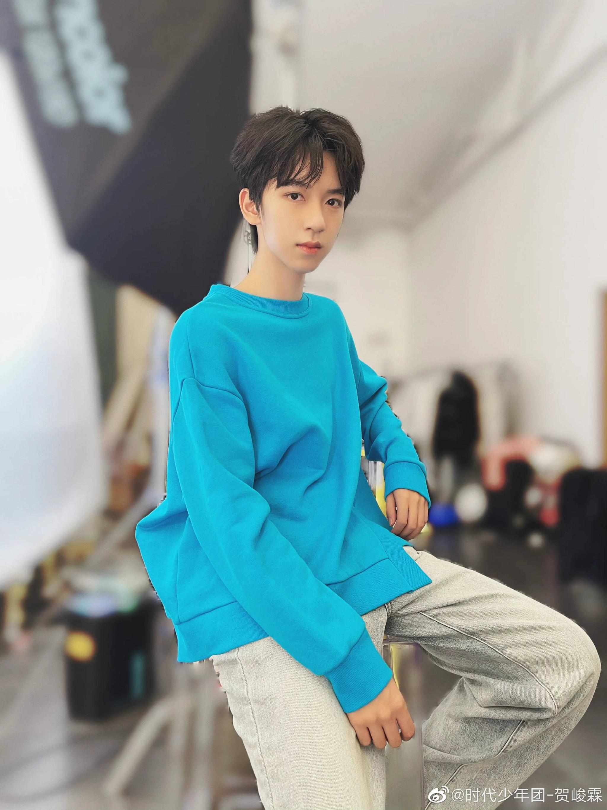 贺峻霖蓝色卫衣四宫格来啦!_高清图集_新浪网