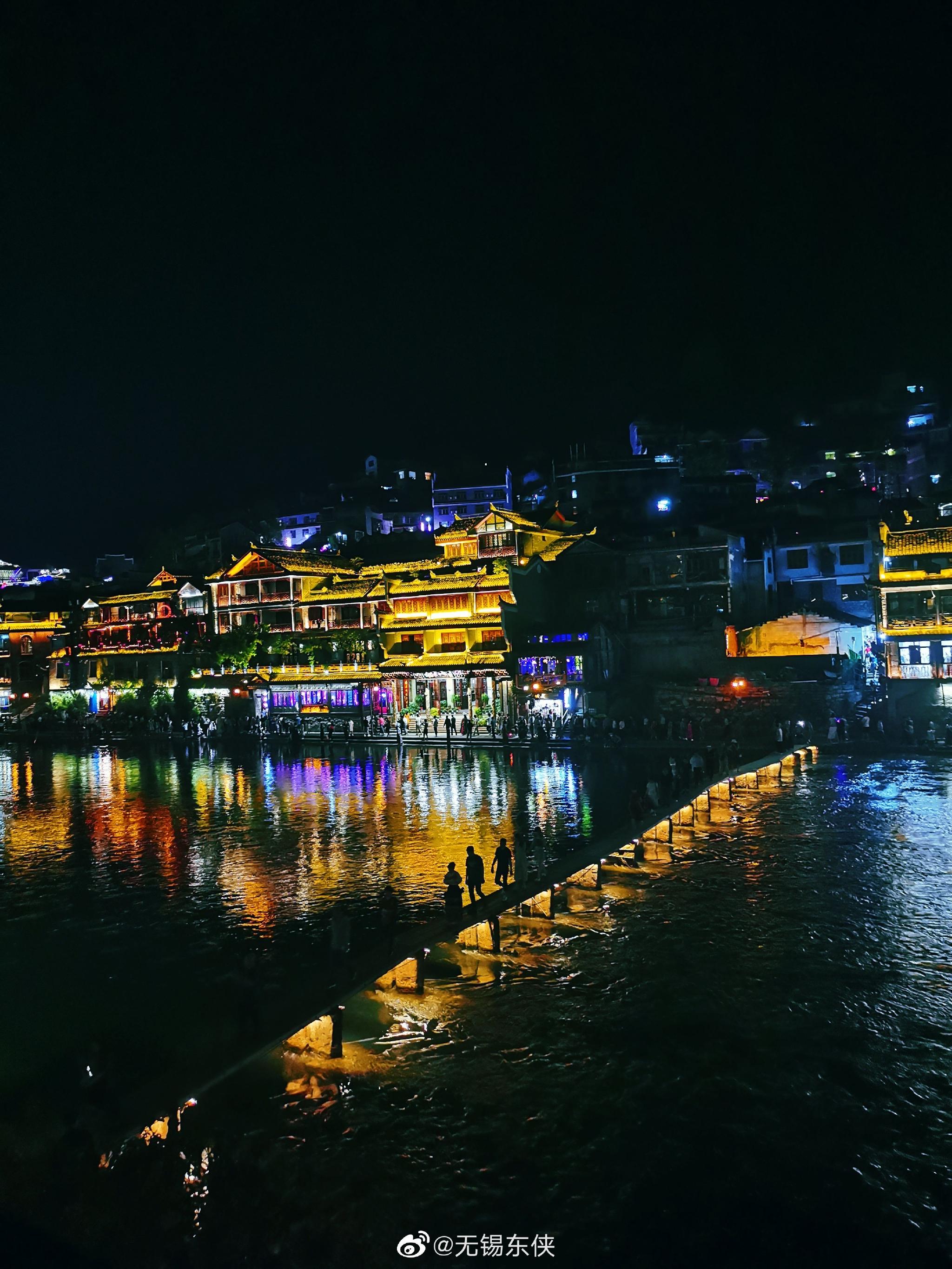 夜晚的凤凰古城霓虹璀璨,美轮美奂,令人陶醉_高清图集_新浪网