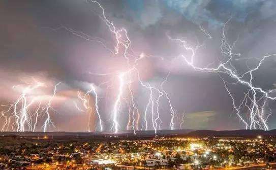 闪电都是一闪即逝?这道闪电却历时17.1秒,还有一道长达768公里休闲区蓝鸢梦想 - Www.slyday.coM 闪电都是一闪即逝?这道闪电却历时17.1秒,还有一道长达768公里休闲区蓝鸢梦想 - Www.slyday.coM