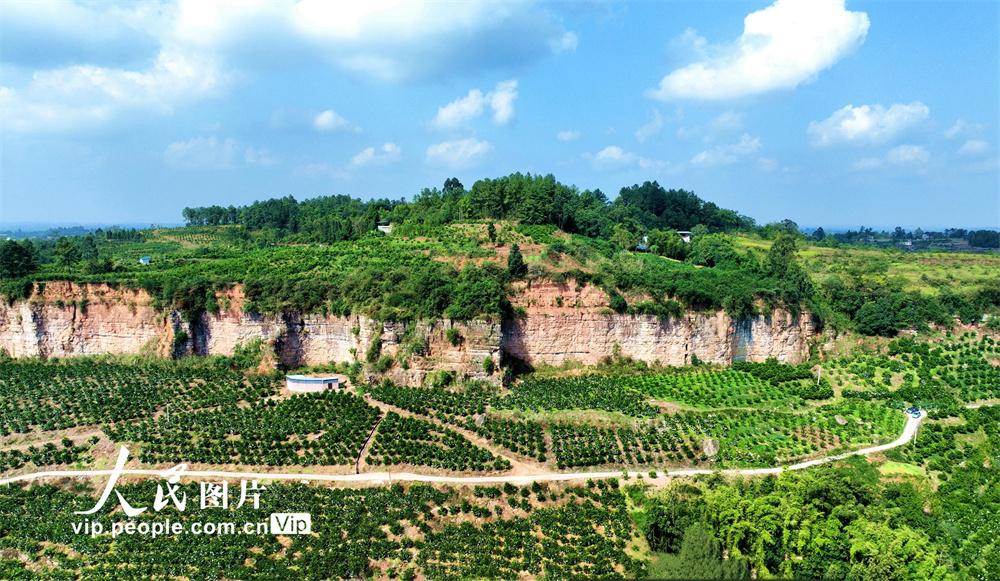 11月1日,航拍四川省眉山市仁寿县禄加镇中合村,一曾经废弃的矿山变成