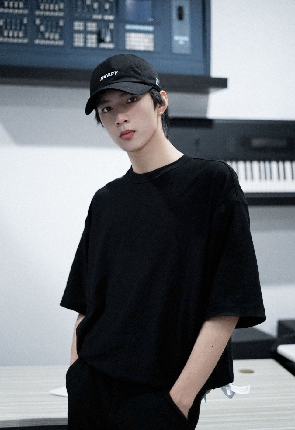 刘耀文 | 吻文发布四宫格帅照 刘耀文更新动态……_高清图集_新浪网