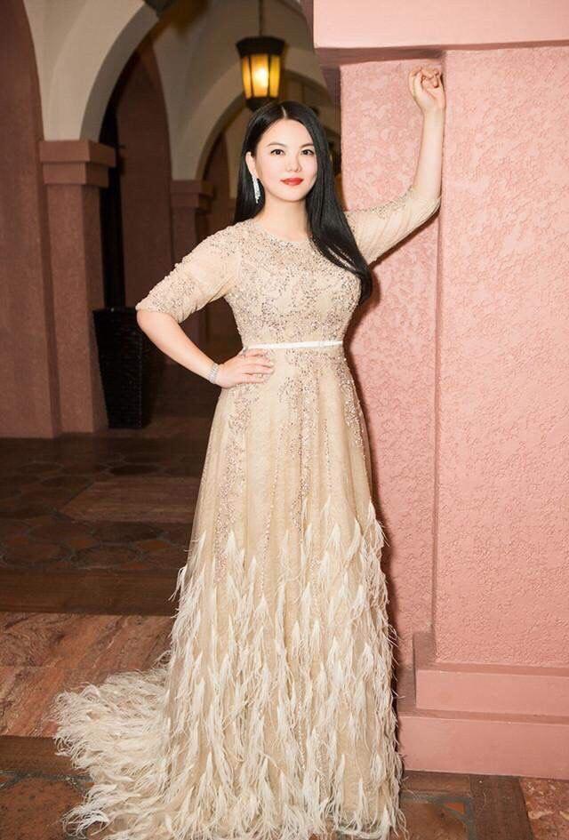 李湘44岁身材保养得真好,玫红色蕾丝连衣裙凹凸有致,减龄时髦