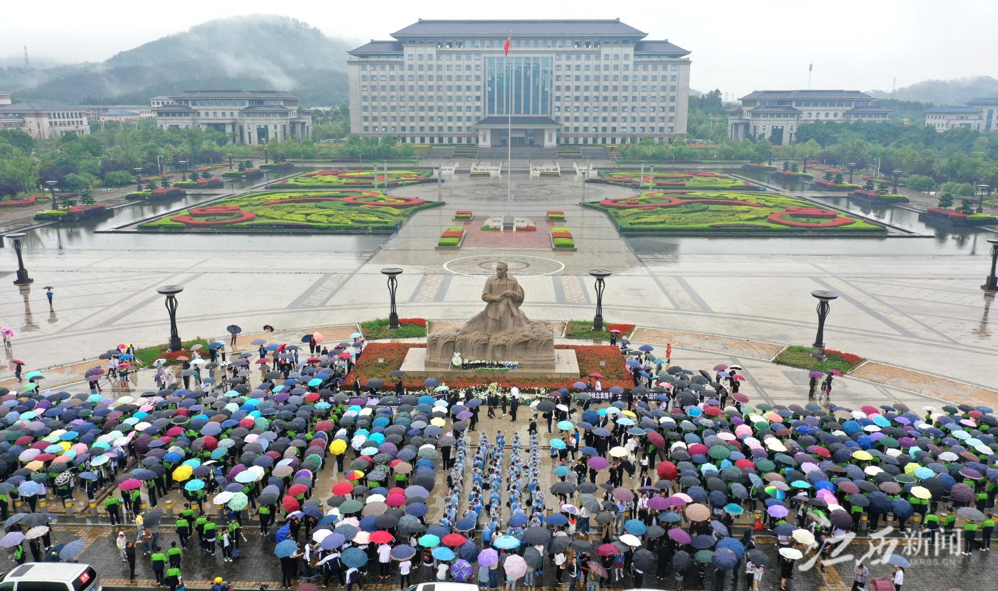 九江:德安县千余名市民自发悼念袁隆平院士休闲区蓝鸢梦想 - Www.slyday.coM 九江:德安县千余名市民自发悼念袁隆平院士休闲区蓝鸢梦想 - Www.slyday.coM