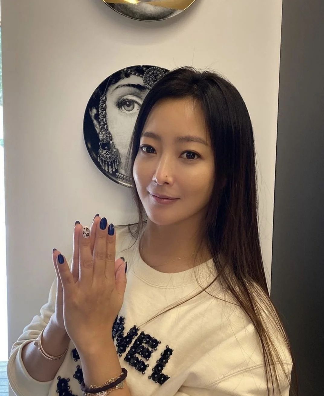 金喜善现身看展,穿喇叭裤腿长堪比超模,脸僵嘴歪太不自然