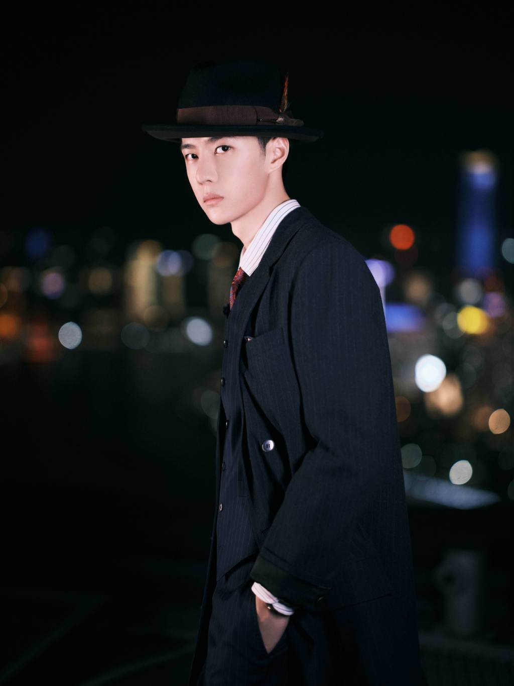 王一博戴黑色圆礼帽,西装,马甲,衬衫三件叠穿,层次分明……__财经头条