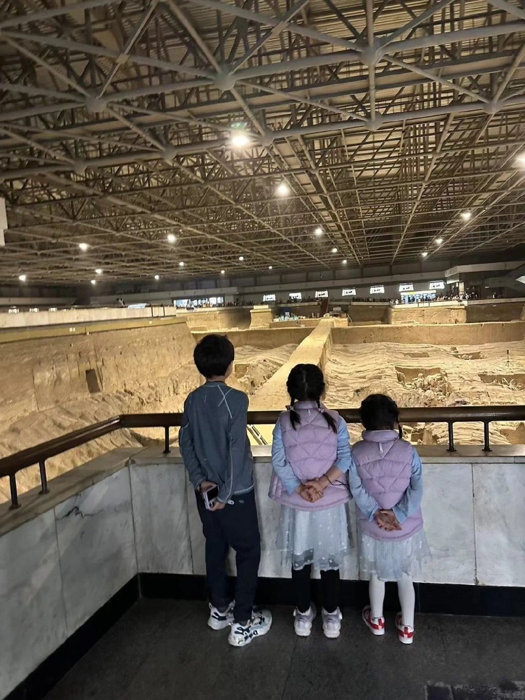 霍中曦带两个妹妹看兵马俑,姿势一样画面温馨,统一的老干部造型__财经头条