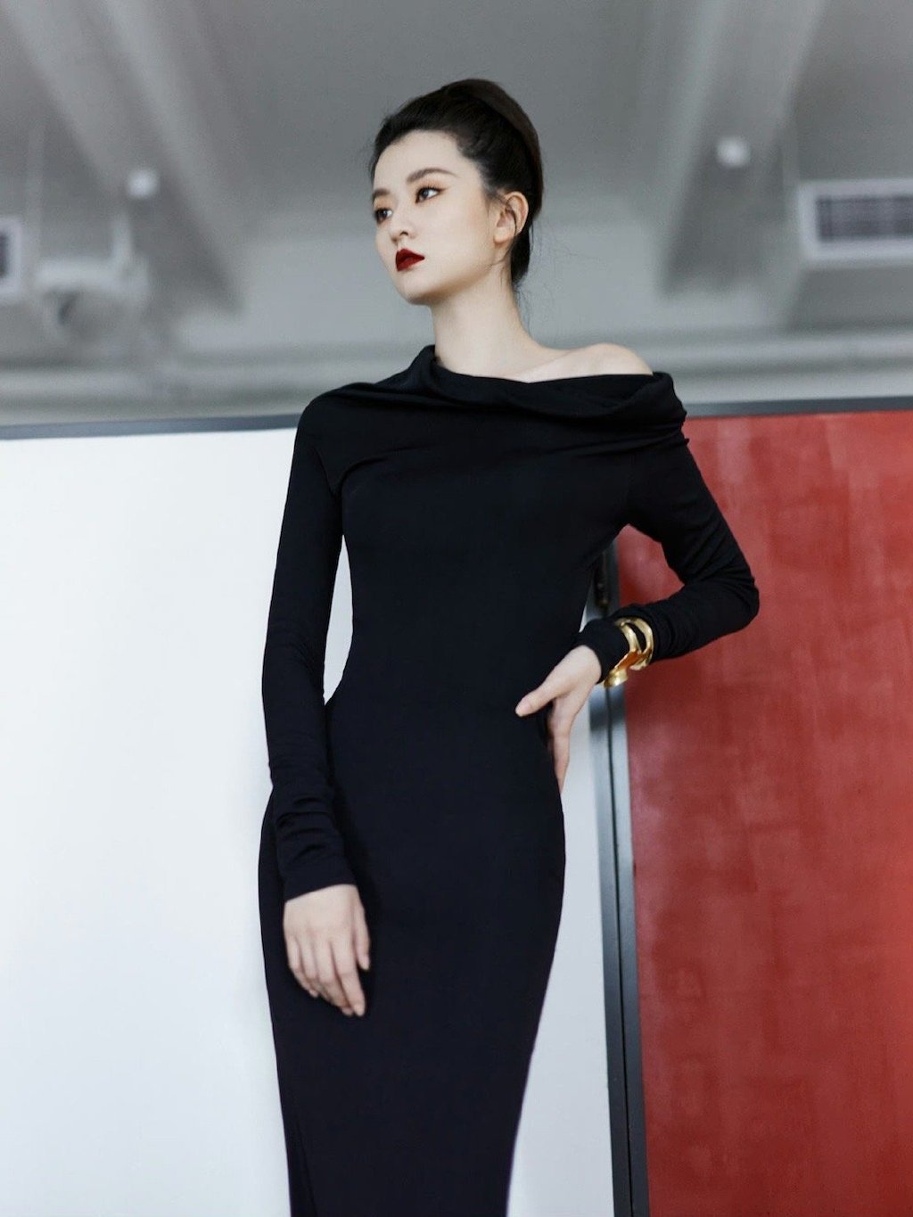 乔欣工作室营业,黑色长裙造型 红唇造型,气场好大!