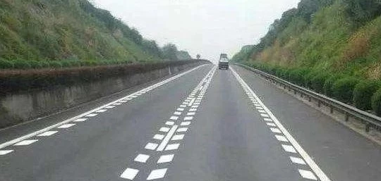 上高速开车,这4种标线要认识!