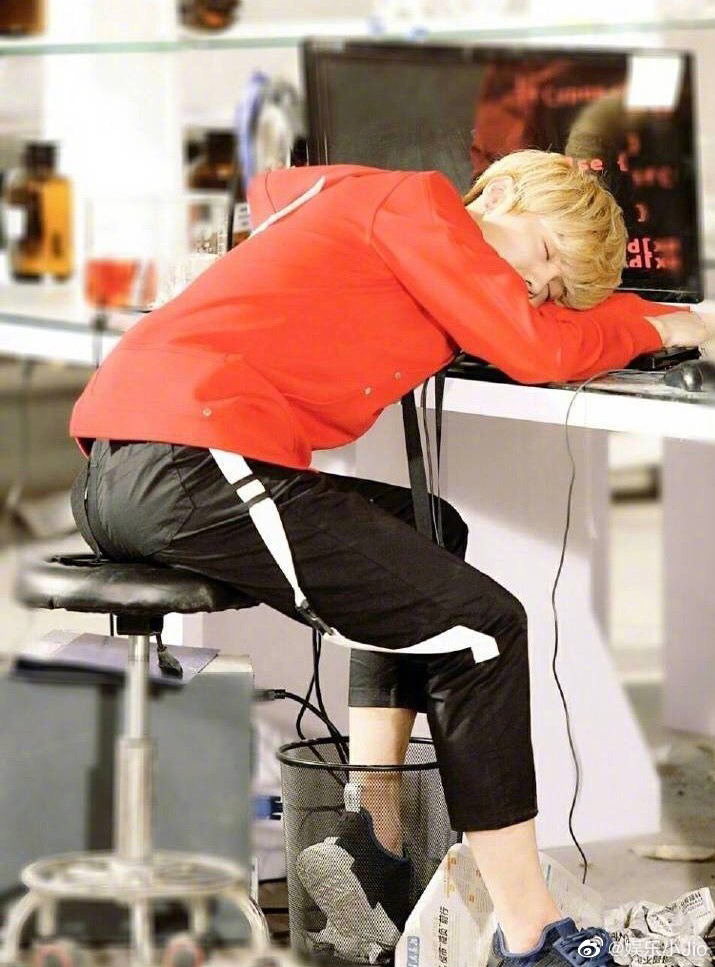 鹿晗瞌睡小合集看到帅哥睡着的第一反应,是不是想偷偷亲一口_高清图集