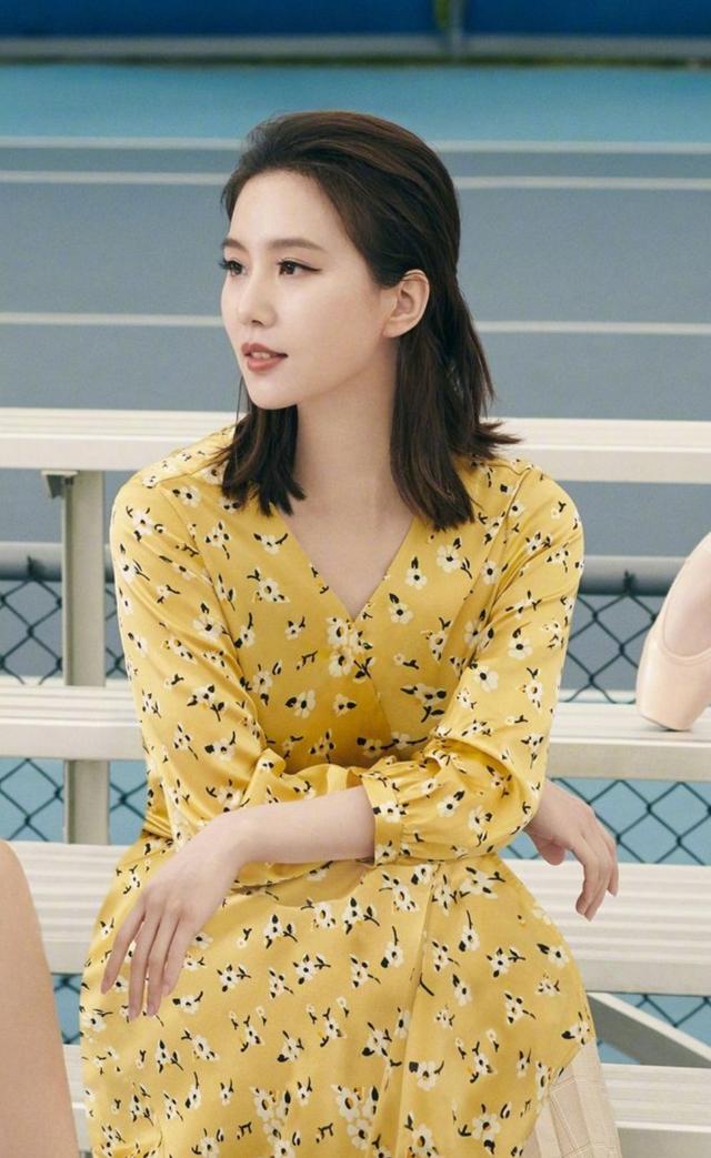 刘诗诗解锁新造型一袭红衣贼惊艳而我却爱上了她的碎花裙