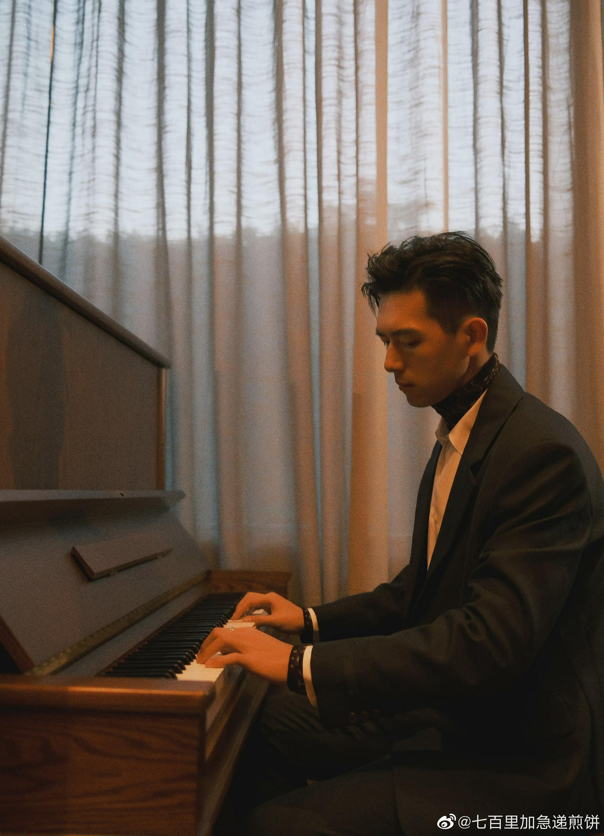 芭莎慈善夜的男明星氛围感也不错……休闲区蓝鸢梦想 - Www.slyday.coM