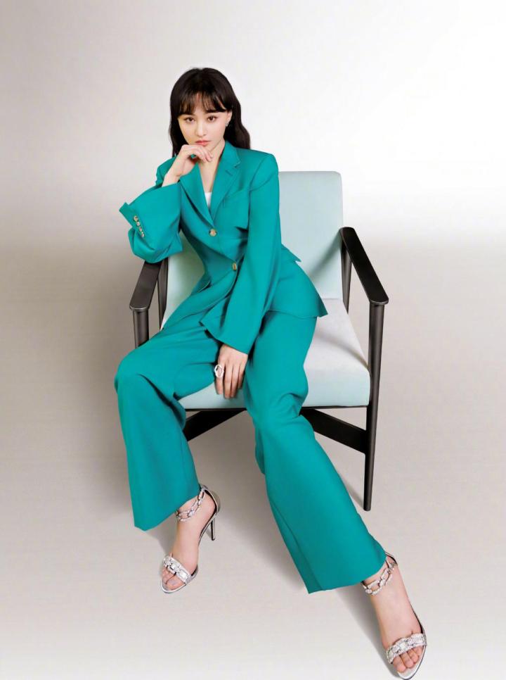 郑爽清新甜美的元气穿搭一袭粉色漏肩星星纱裙化身森系小仙女