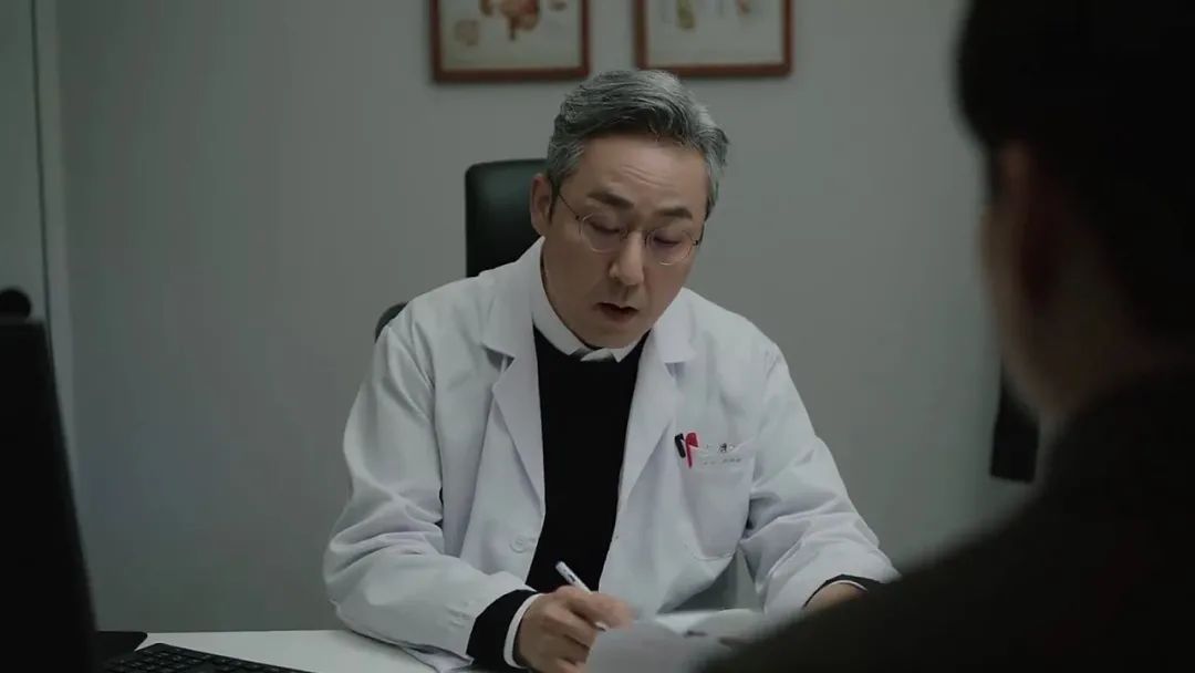 利益与医者仁心之间,朴院长选择后者,就算是负债累累也要给病患最佳