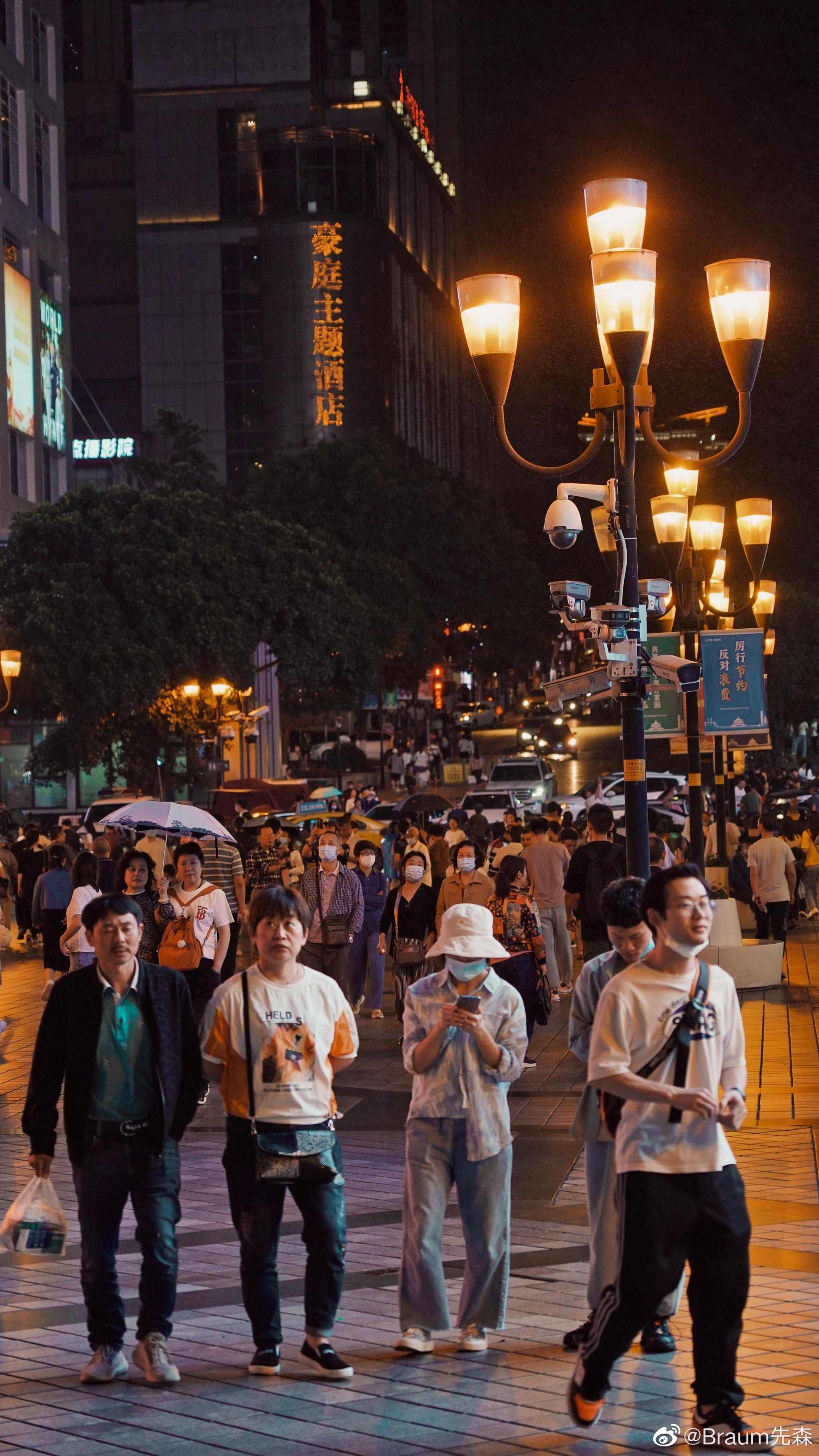 重庆夜景是真的美我发现这城市拍照挺容易构图的