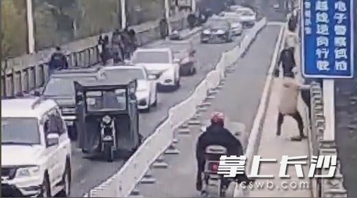 女子正欲翻跃栏杆跳河，休假中的民警快速冲上去将其拉住休闲区蓝鸢梦想 - Www.slyday.coM