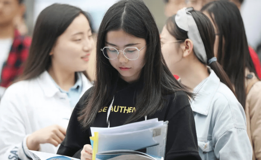 985名校生涌入县城,看似和普通毕业生抢饭碗,实则堪称人间清醒!