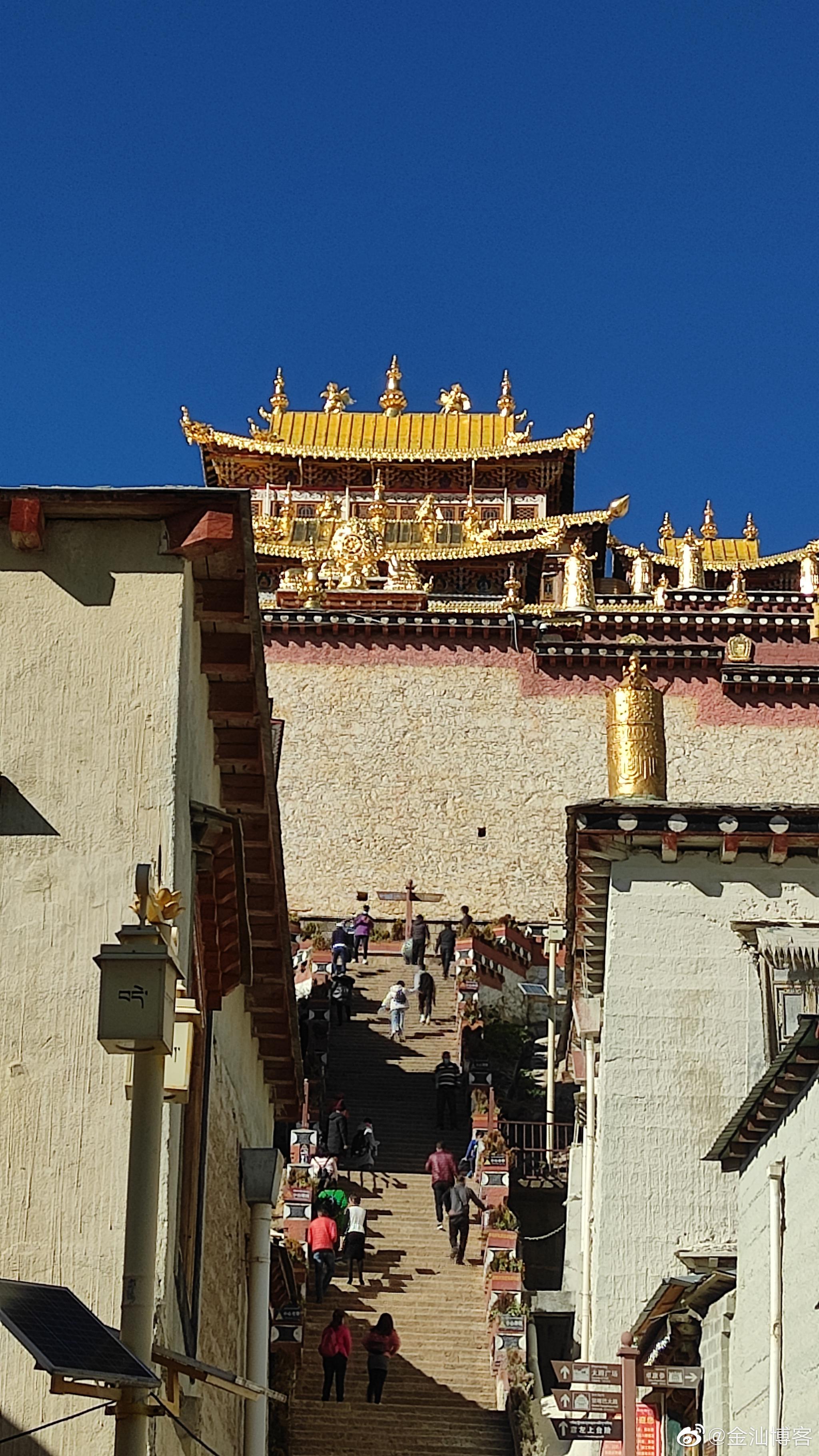 来到了香格里拉松赞林寺,这里海拔3200米