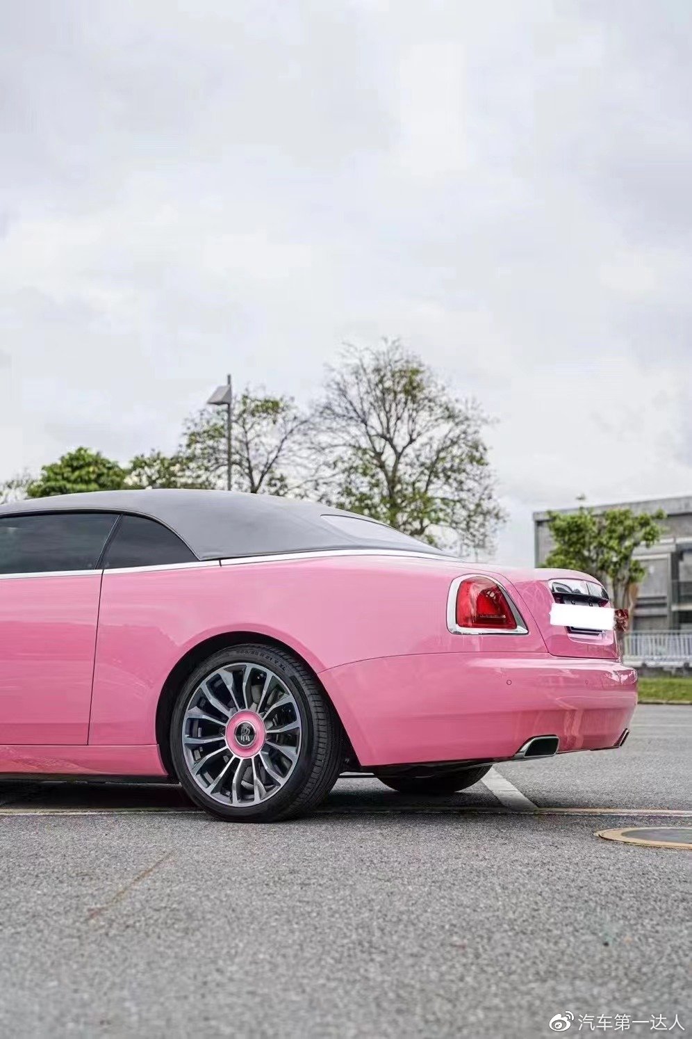 劳斯莱斯曜影,特殊定制内外粉色-新浪汽车