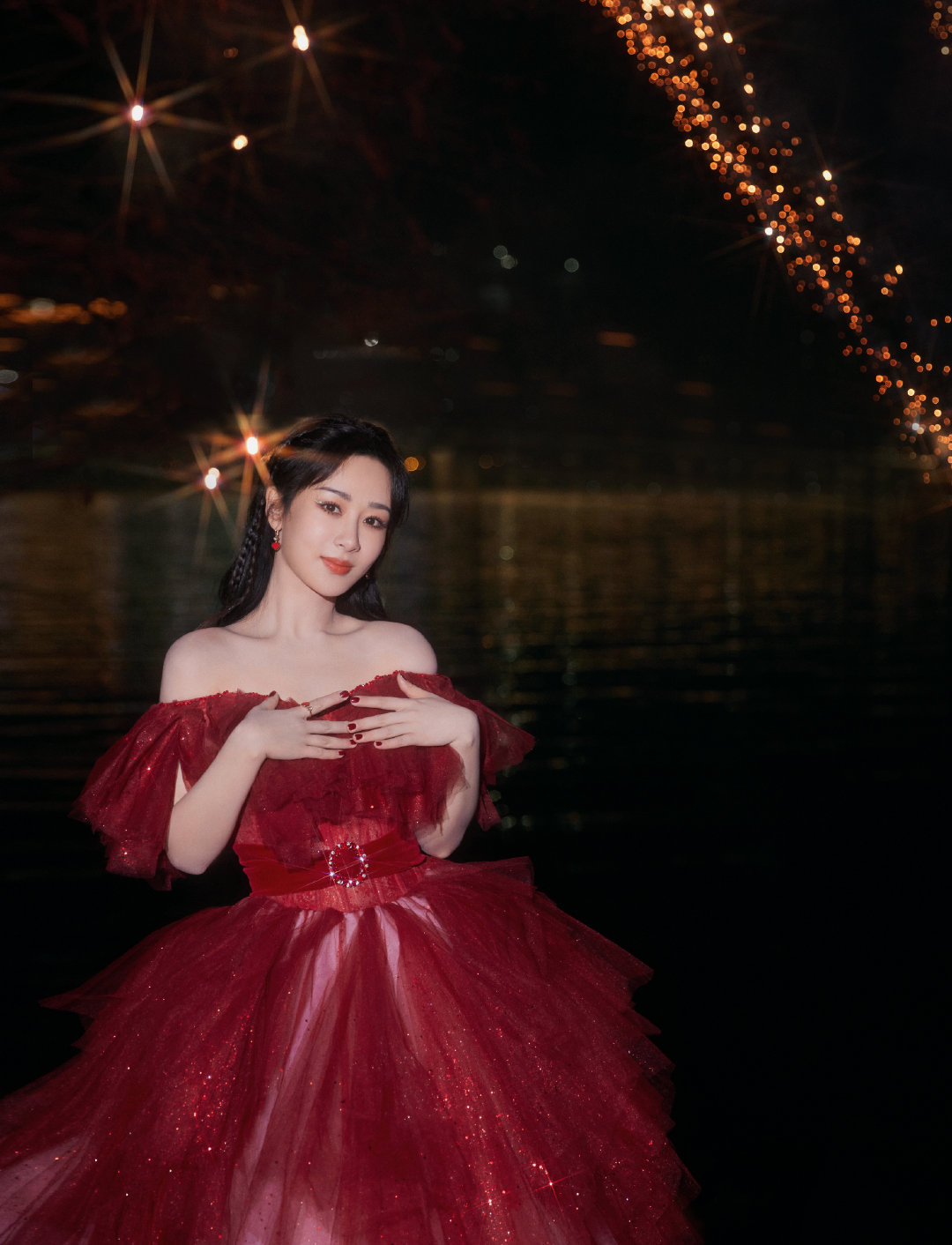 杨紫湖南卫视跨年酒红色星光长裙好美呐