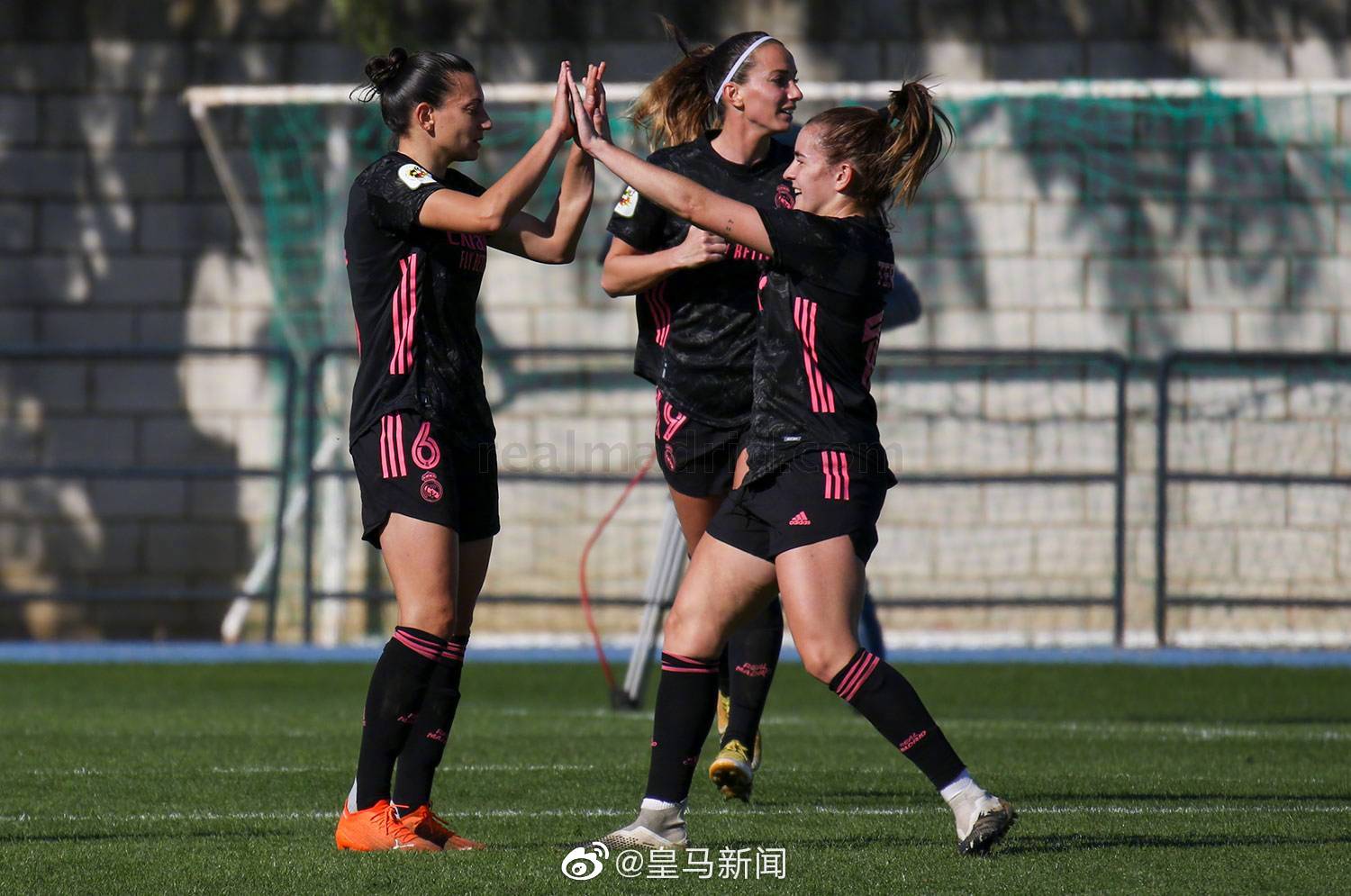 跟皇马男足不同,皇马女足本轮收获了一场胜利,3-0击败贝蒂斯女足